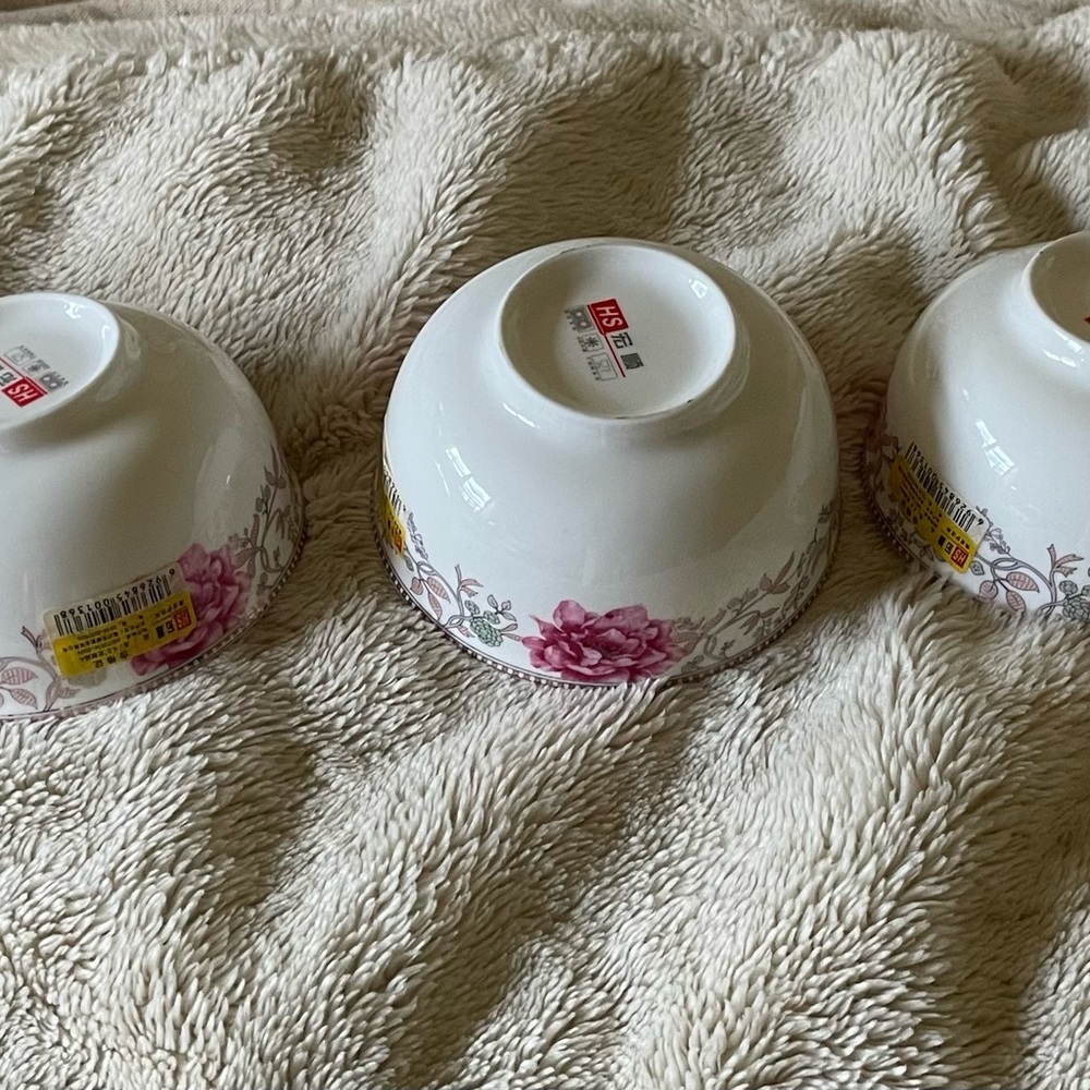 Beautiful NWT rice bowl, approx 4.5” diameter. White with hot pink rose/floral